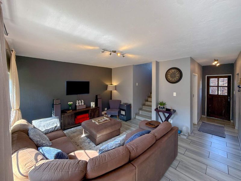 Beautifully Renovated 3-Bedroom Townhouse with Private Garden in Die Hoewes - Photo 3