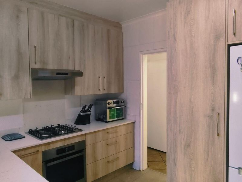 Neat 3 Bedroom Family Home in Prime area of Verwoerdpark with 3 bedroom Flatlet - Photo 7
