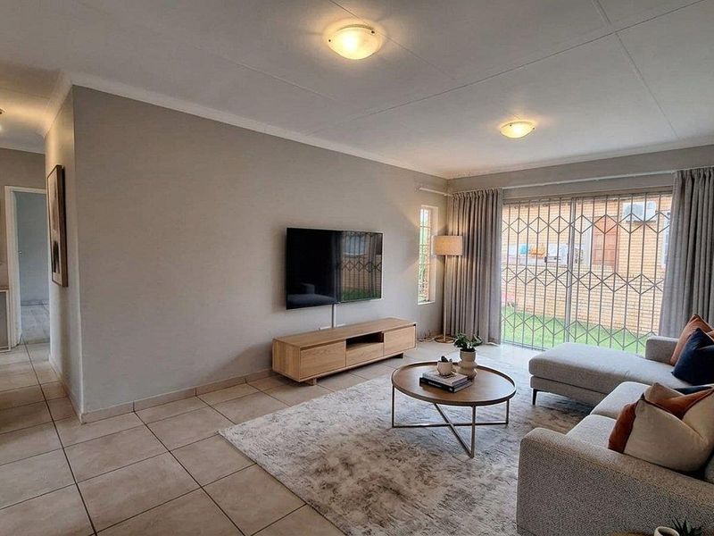 Spacious 3-Bed Townhouse with Large Wrap-Around Garden in Secure Olivedale Complex - Photo 2