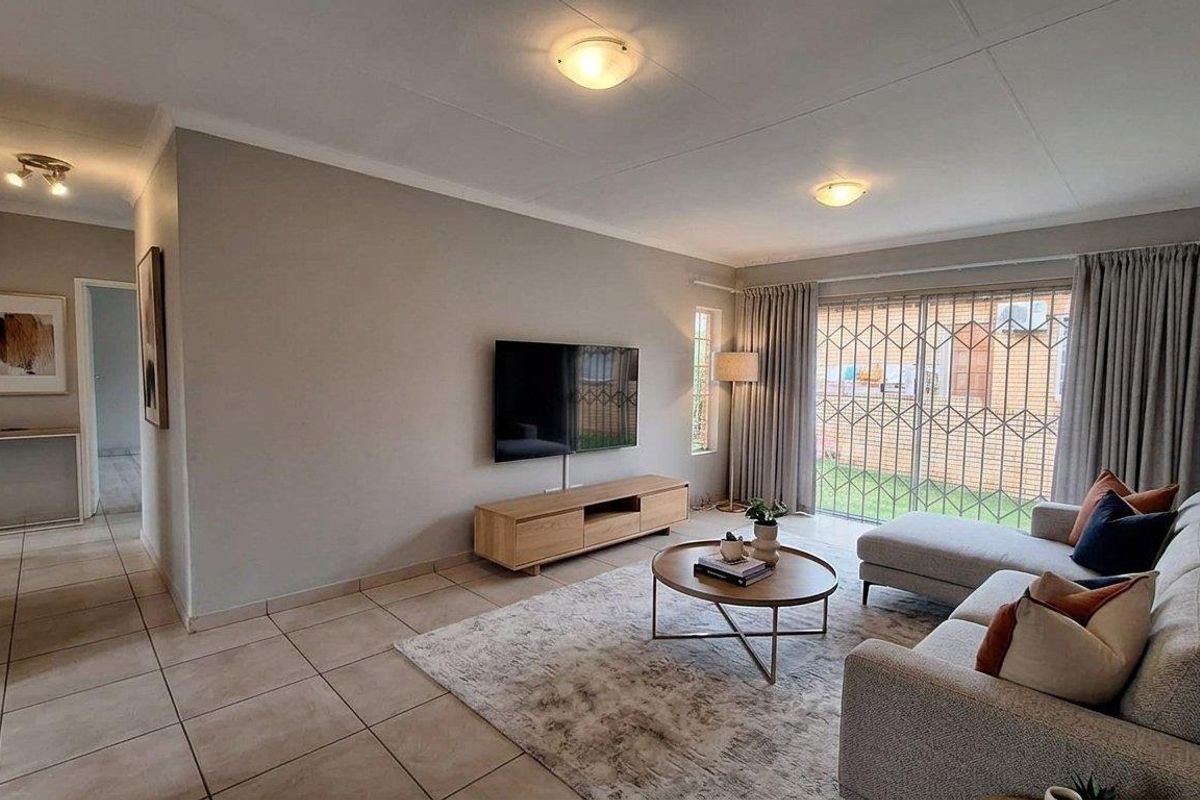 Spacious 3-Bed Townhouse with Large Wrap-Around Garden in Secure Olivedale Complex - Photo 2