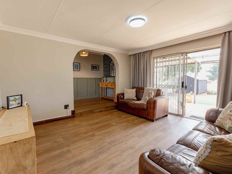 Picture-Perfect Garsfontein Duet with Style, Warmth and Beautiful Finishes - Photo 8