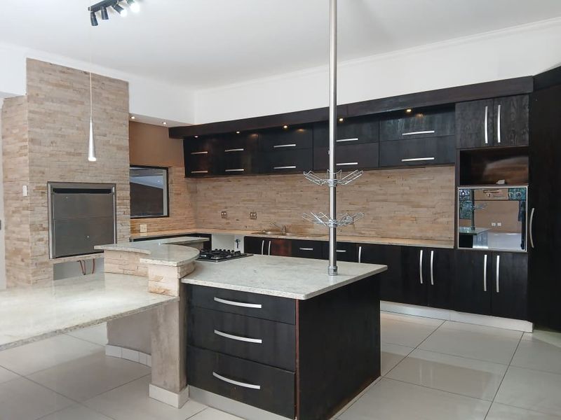 5 Bedroom Freestanding House with Flat 🤩 - Photo 9