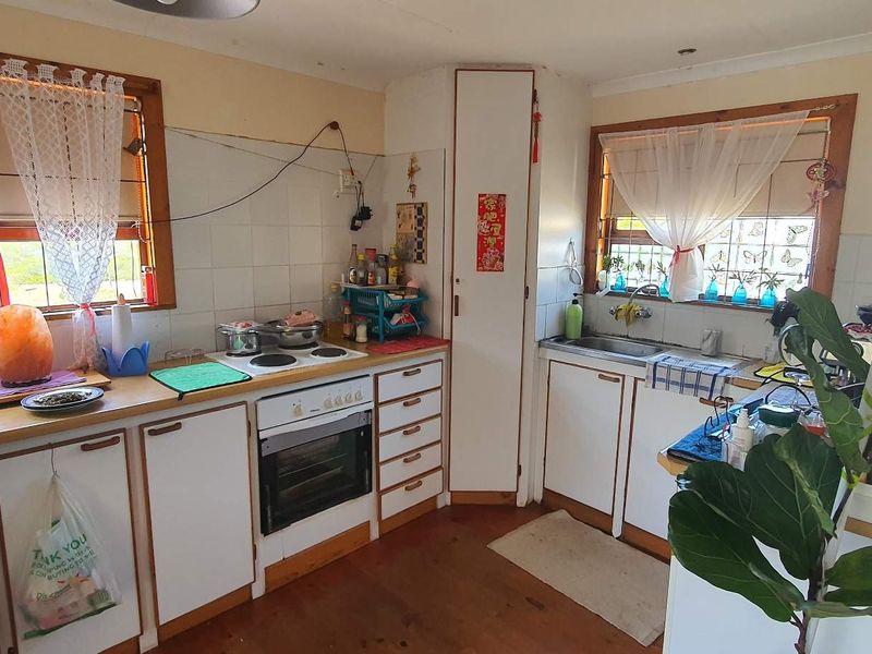 Charming 2-Bedroom Residence with Separate Flatlet and Stunning Valley Views - Photo 4
