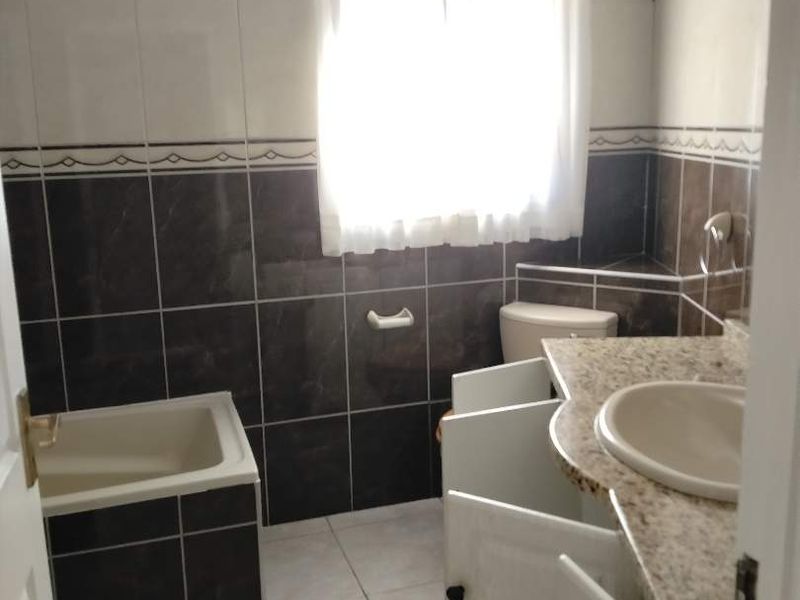 4 bedroom Family home - Photo 8