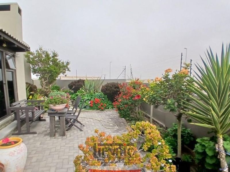 3 Bedrooms, 3 bathrooms, 2 Garages - Oceanview - Photo 2