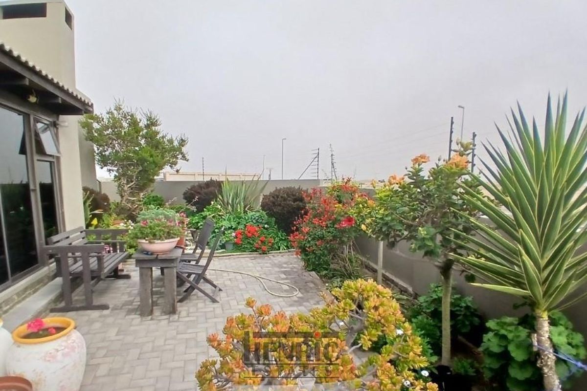 3 Bedrooms, 3 bathrooms, 2 Garages - Oceanview - Photo 2