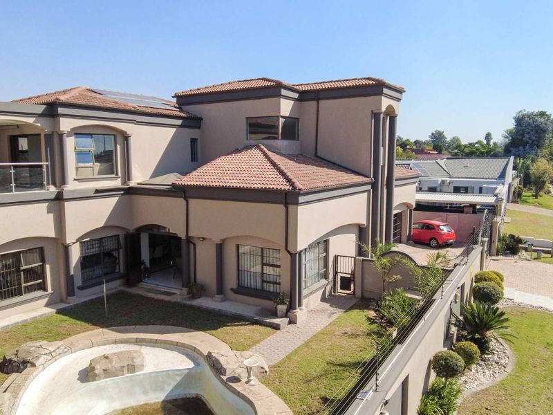 Exquisite Double Story 5 bedroom home in Lakefield Ext. 21 - Photo 2