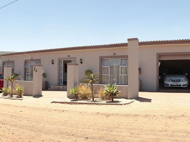 8 BEDROOM FAMILY HOME FOR SALE IN CHATSWORTH - R2.495m - Photo 2