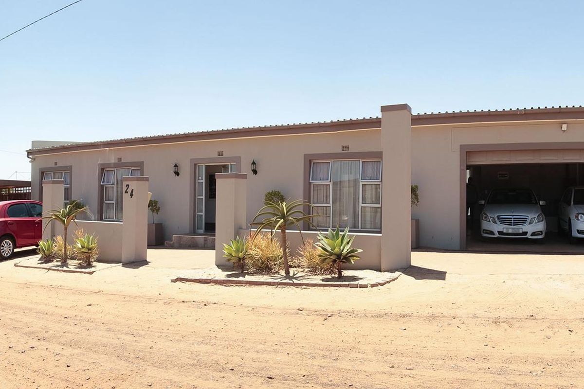 8 BEDROOM FAMILY HOME FOR SALE IN CHATSWORTH - R2.495m - Photo 2