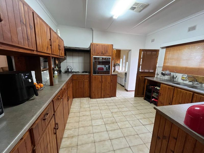 Spacious 4-Bedroom Family Home on a Tranquil Smallholding – Just 12 km from Upington - Photo 4