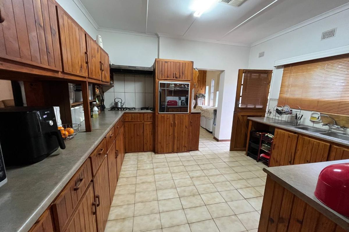 Spacious 4-Bedroom Family Home on a Tranquil Smallholding – Just 12 km from Upington - Photo 4