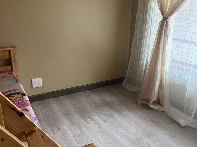 Large family home in an enclosed area - Photo 7