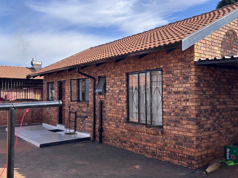STUNNING PROPERTY - Photo 10