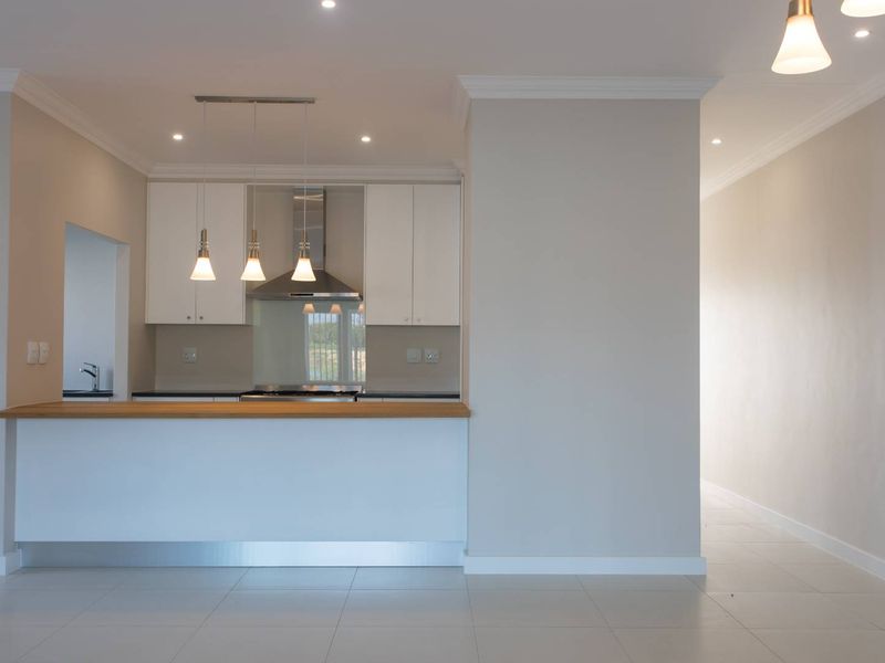 Family Three-Bedroom Home to Rent in The Vines II on Val de Vie Estate - Photo 4