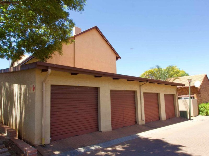 Pet Friendly First Floor Corner Unit. - Photo 2