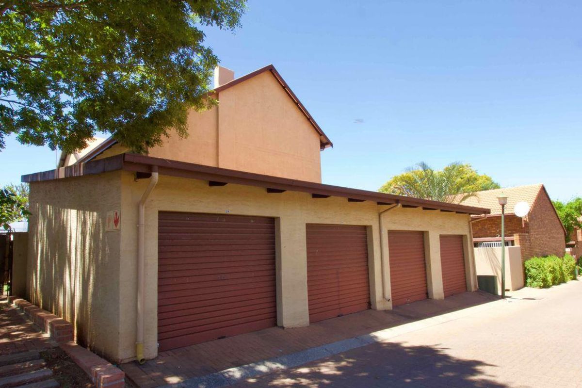 Pet Friendly First Floor Corner Unit. - Photo 2