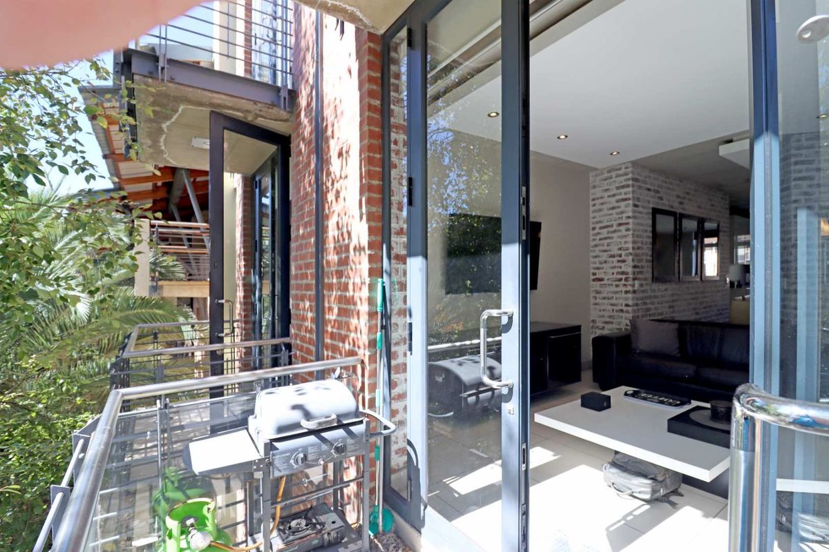 Stylish Furnished 2 Bed Apartment in Melrose Arch with backup power - Photo 5