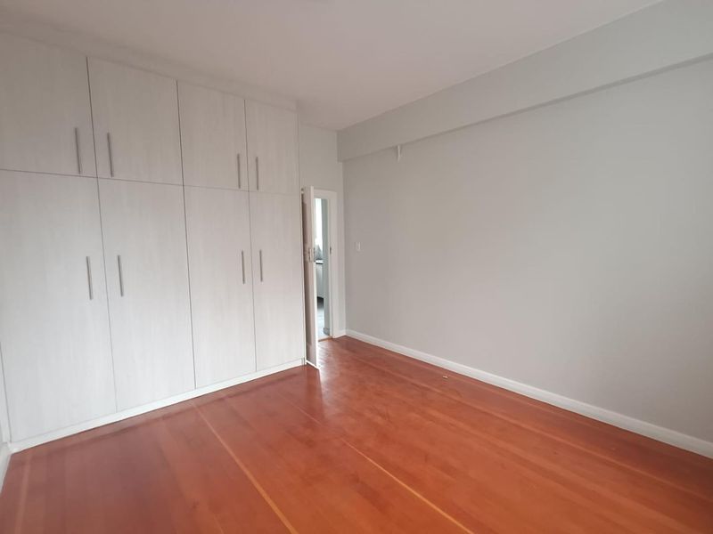 Newly Renovated 2-Bedroom Apartment in Sea Point - Photo 4