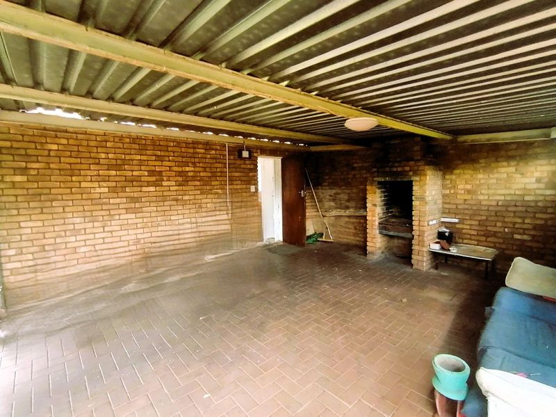 Charming 2-Bedroom Townhouse in Secure Complex - Photo 3