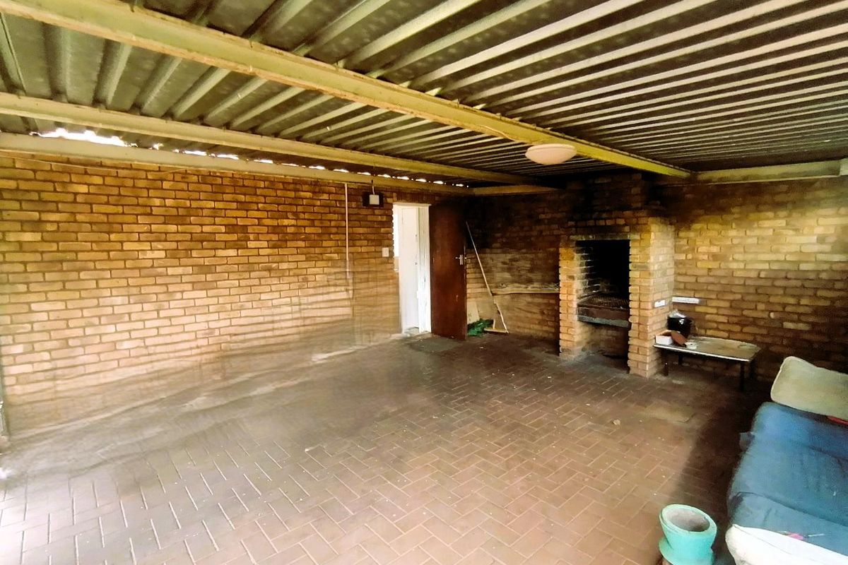 Charming 2-Bedroom Townhouse in Secure Complex - Photo 3