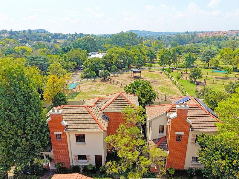 Terrific 3 Bed 2 Bath Townhouse In the Best Part of The Complex_Pet friendly with views for days - Photo 2