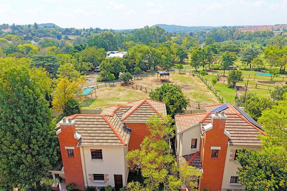 Terrific 3 Bed 2 Bath Townhouse In the Best Part of The Complex_Pet friendly with views for days - Photo 2