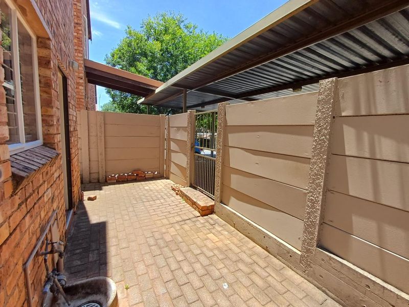 Charming Pet-Friendly Duplex with Enclosed Garden - Photo 3