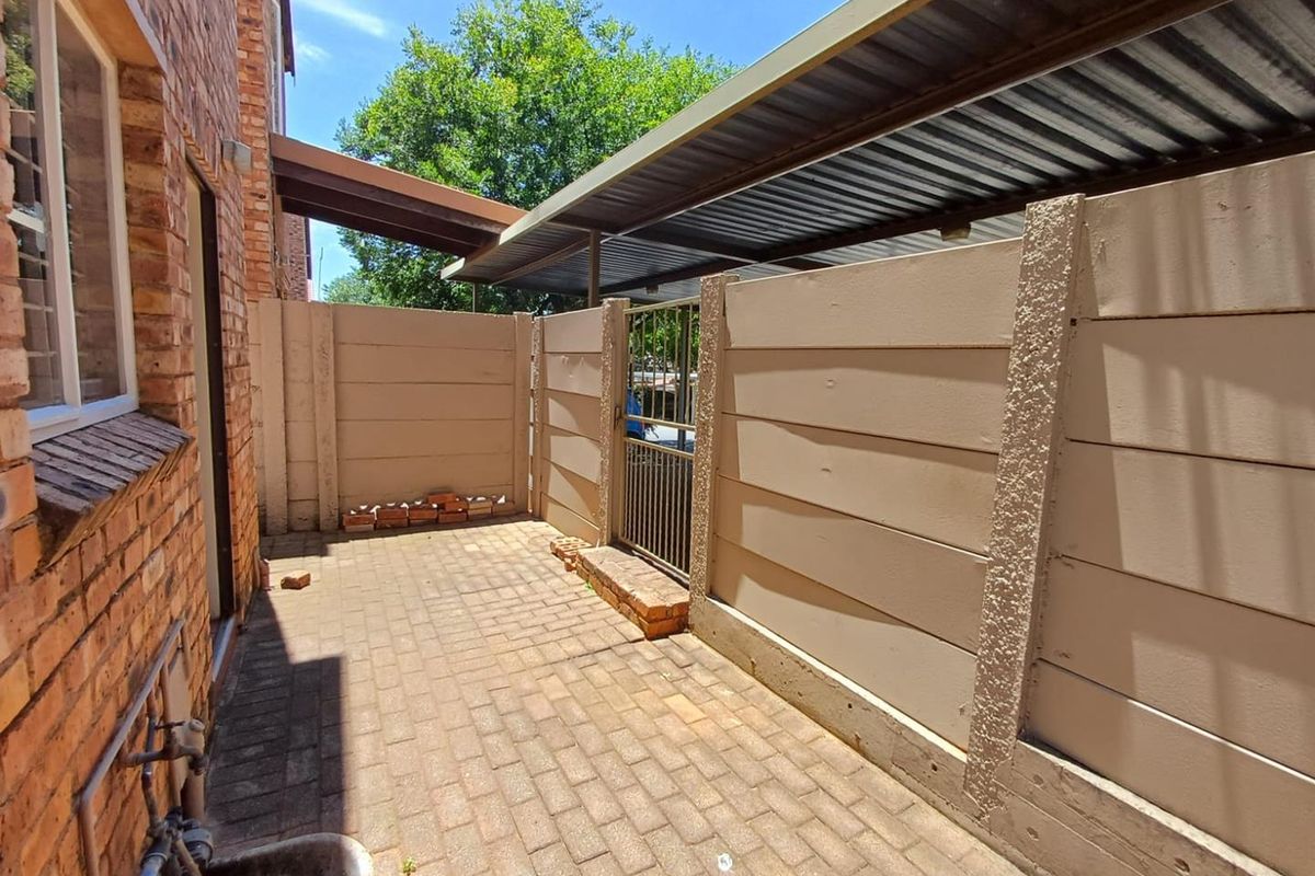 Charming Pet-Friendly Duplex with Enclosed Garden - Photo 3