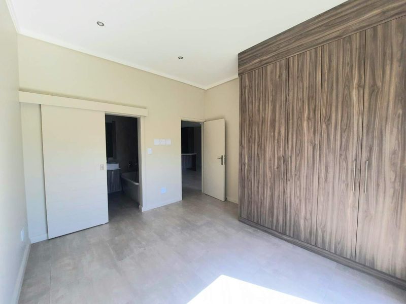 Pet-Friendly 2 Bedroom Home with Modern Kitchen & Yard - Photo 10