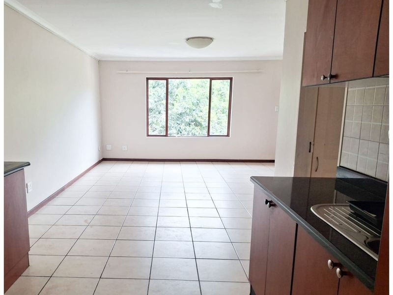 Large two bedroom apartment in Howick Central - Photo 3