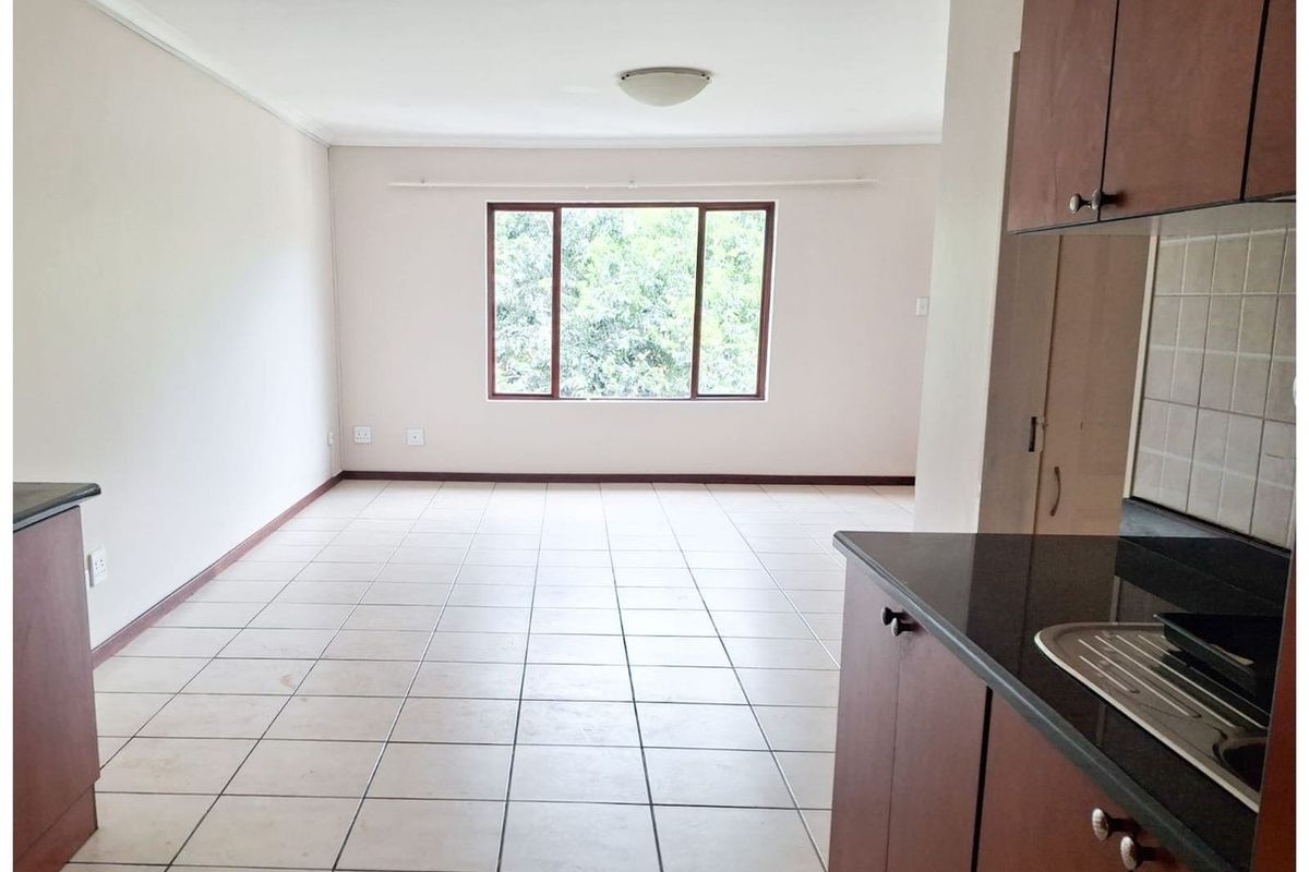 Large two bedroom apartment in Howick Central - Photo 3
