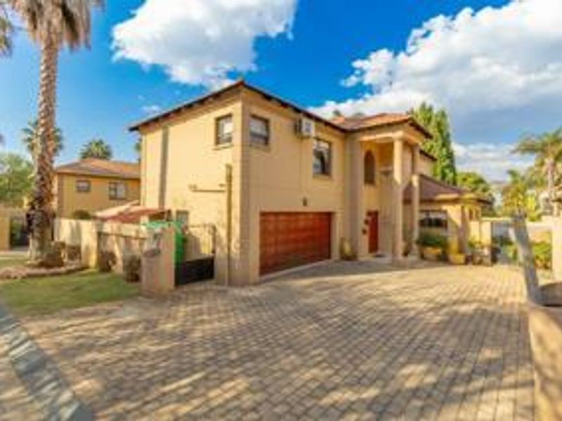 Upmarket Townhouse - Photo 2