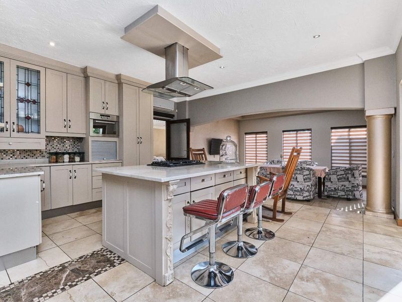 "Entertainer's Dream: Luxury Home in St. Andrews Estate" - Photo 4