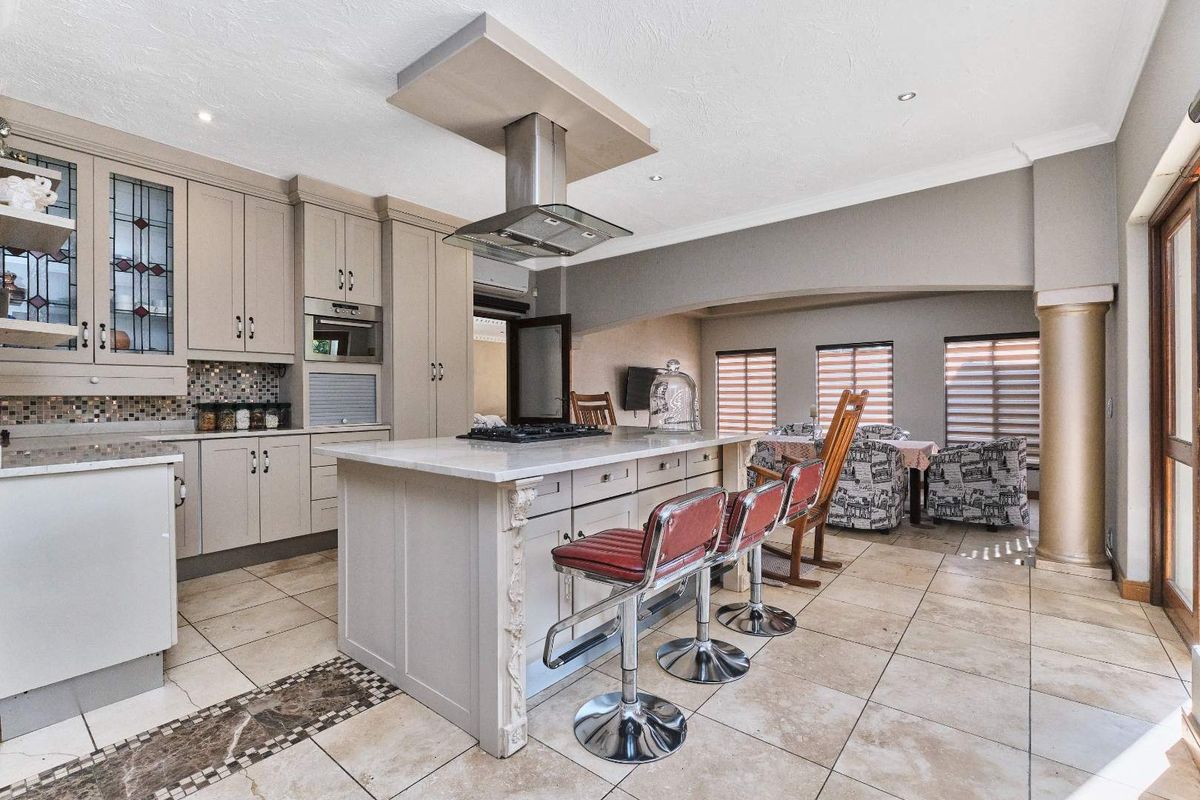 "Entertainer's Dream: Luxury Home in St. Andrews Estate" - Photo 4