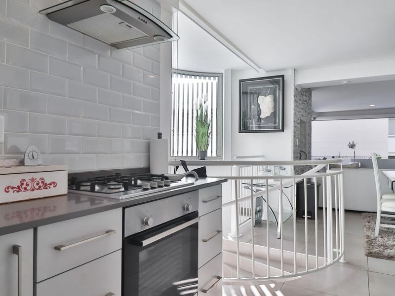 Luxurious Ground Floor Apartment in Aloe Ridge, Island View - Photo 6