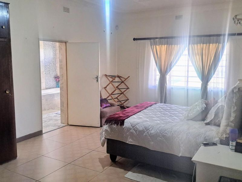 Immaculate multiple-living property for sale in Haddon, Johannesburg South - Photo 9