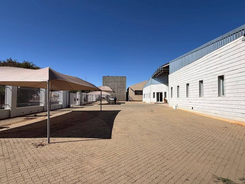 Prime commercial property for sale in Prosperita with 4,050 m2 erf . - Photo 10