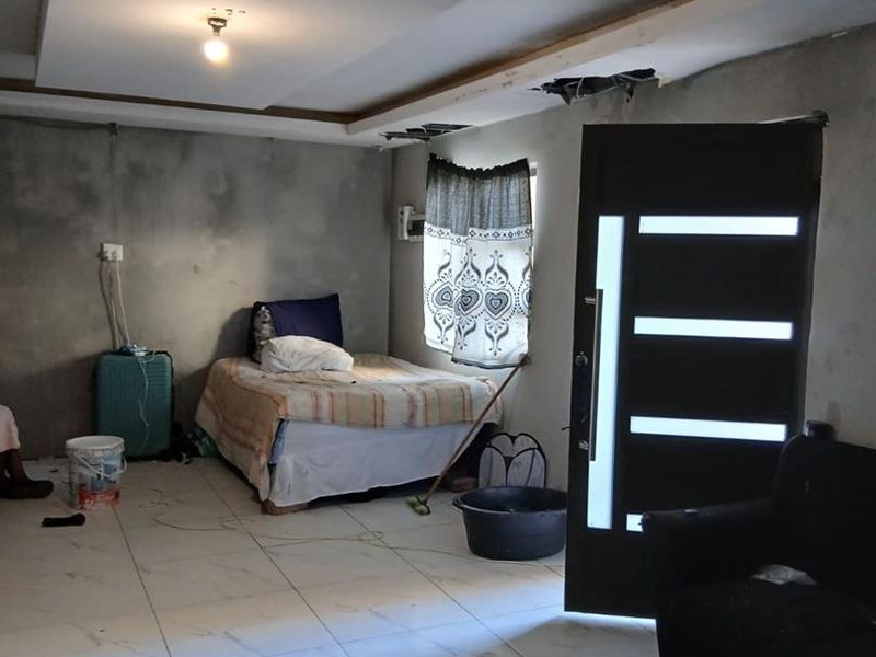 Stunning one-bedroom property with 4 bachelor flats available - Photo 7