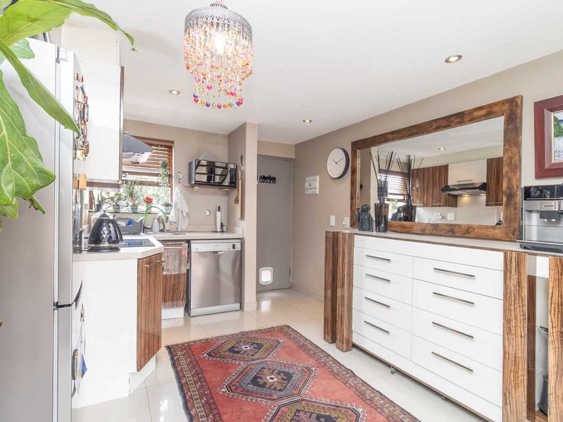 "Chic Loft Living with Stunning Terrace in Prime Fourways Location"! - Photo 3