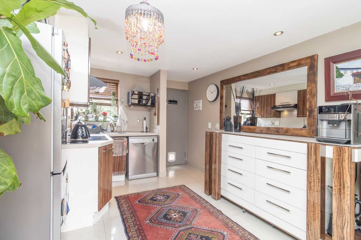 "Chic Loft Living with Stunning Terrace in Prime Fourways Location"! - Photo 3
