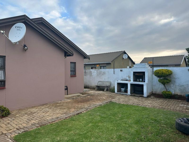Imagine Coming Home To This Gorgeous 3 Bedroom Home in Protea Glen EXT 34!! - Photo 4