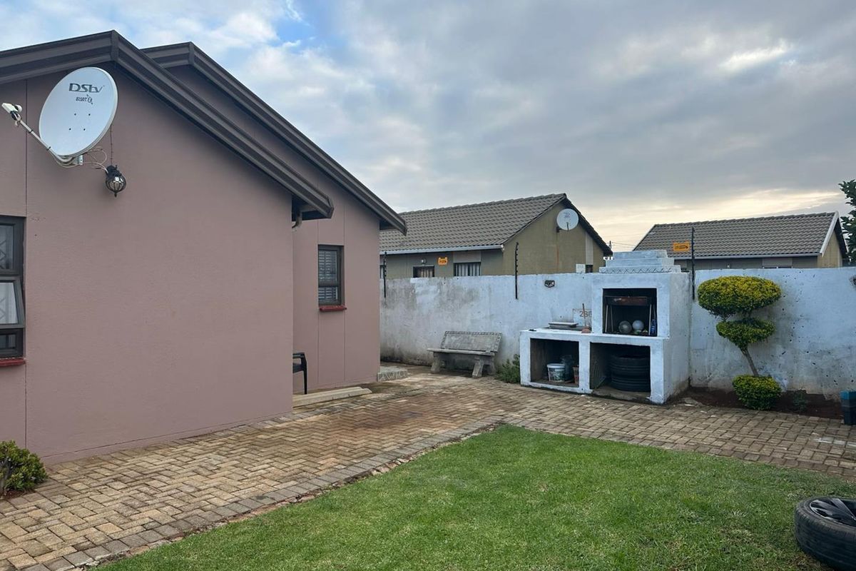 Imagine Coming Home To This Gorgeous 3 Bedroom Home in Protea Glen EXT 34!! - Photo 4