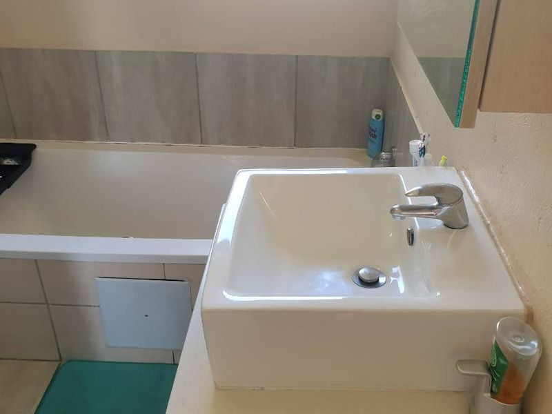 Modern Two Bedroom First Floor Apartment in Secure Ihita, Beverley - Photo 10