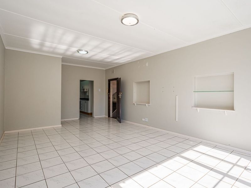 Spacious Second Floor Apartment in the Heart of Hillcrest - Photo 3
