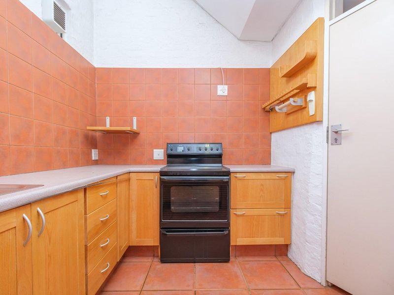 3 bed, 3 bath family home close to various schools in Waterkloof - Photo 10