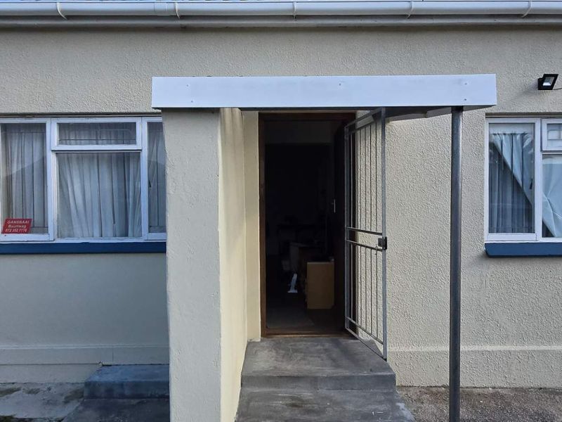 Charming Character Home with Bachelor Flat in the Heart of Gansbaai - Photo 2