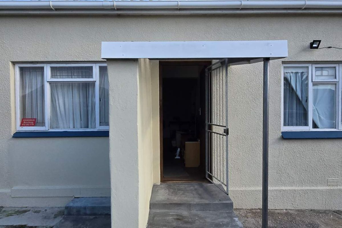 Charming Character Home with Bachelor Flat in the Heart of Gansbaai - Photo 2