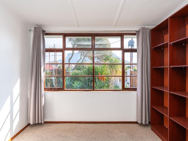 Large Family Home with Table Mountain Views in Little Mowbray. - Photo 9