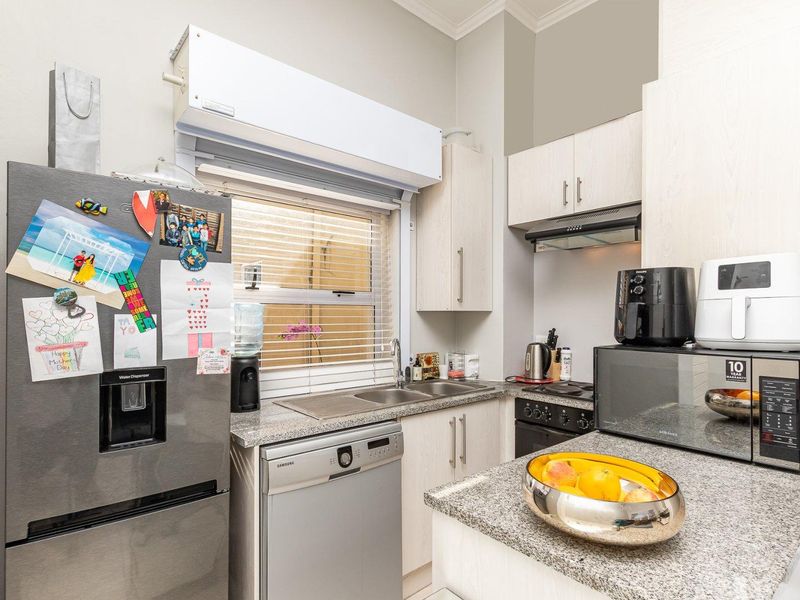 Modern 2-Bedroom Apartment in the Heart of Claremont, Cape Town - Photo 5