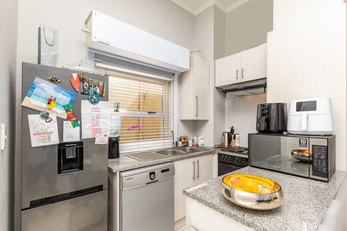 Modern 2-Bedroom Apartment in the Heart of Claremont, Cape Town - Photo 5